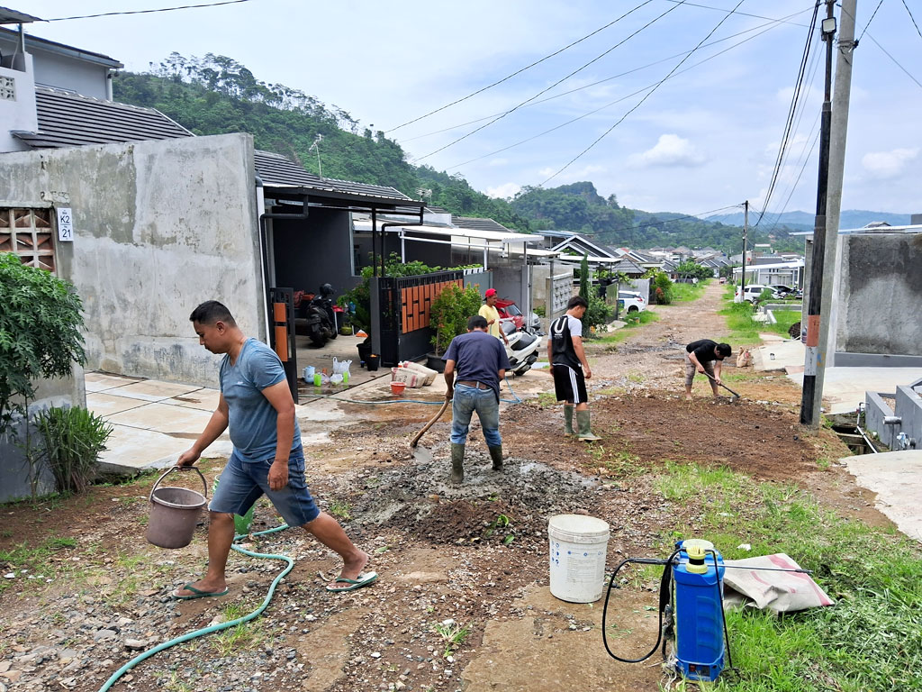 kerja-bakti-rt-05-perbaikan-jalan-minggu-14-jan-2024