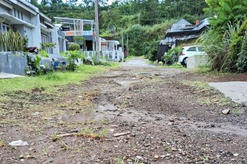jalan-rusak-perumahan-bumi-cempaka-asri-3